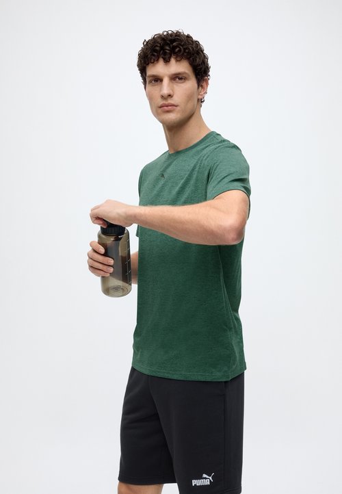 PUMA M TAD ESSENTIALS HEATHER CAT TEE (CF SMALL CAT) - Sports T-shirt - herb garden — photo 4