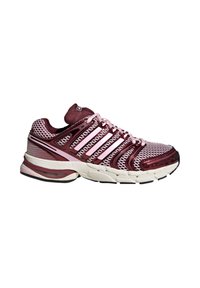Chaussure de sport avec une tige en mesh bordeaux ornée d'accents roses, trois bandes blanches, et une semelle texturée pour une meilleure adhérence et un soutien optimal.