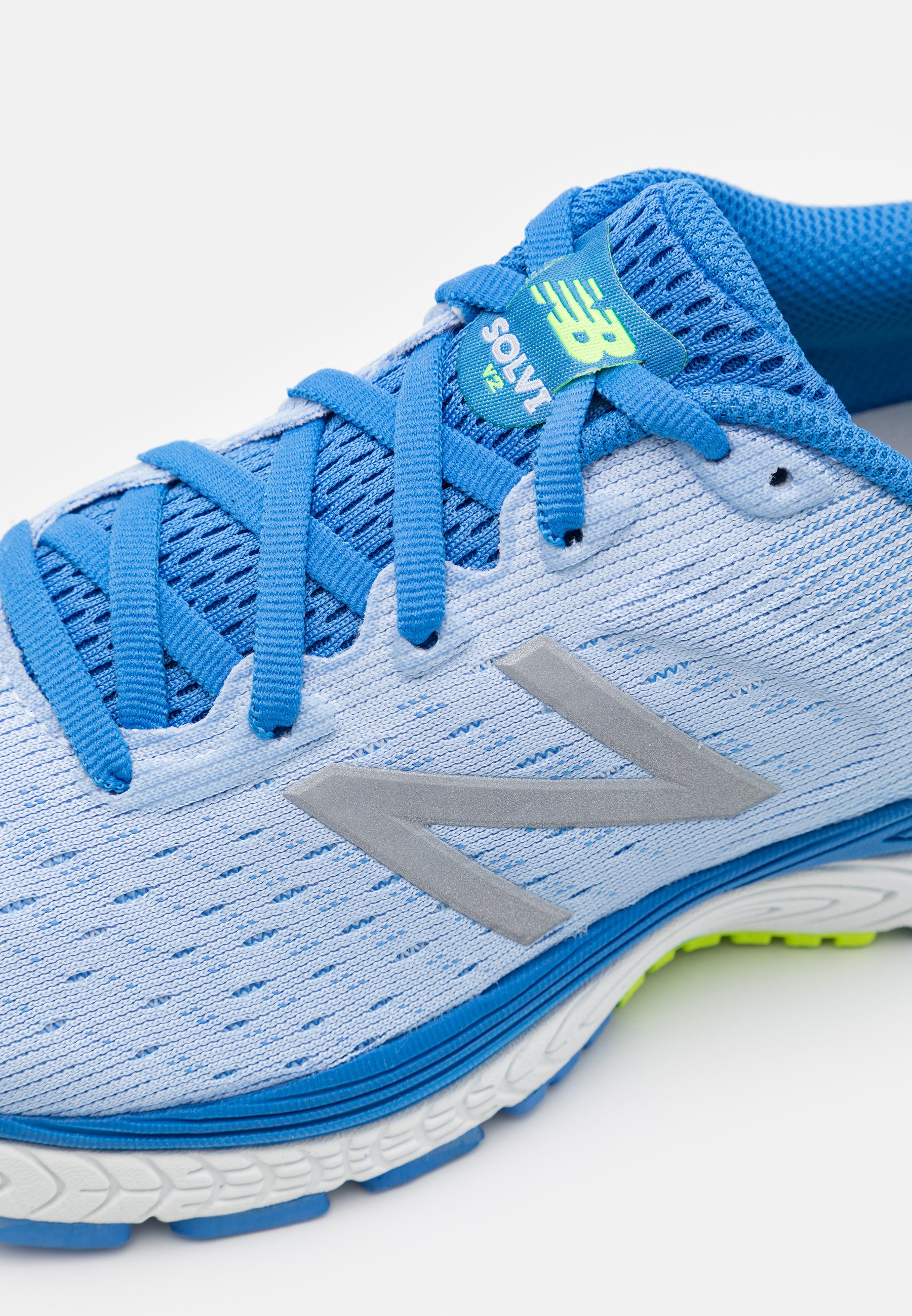 neutral cross training shoes
