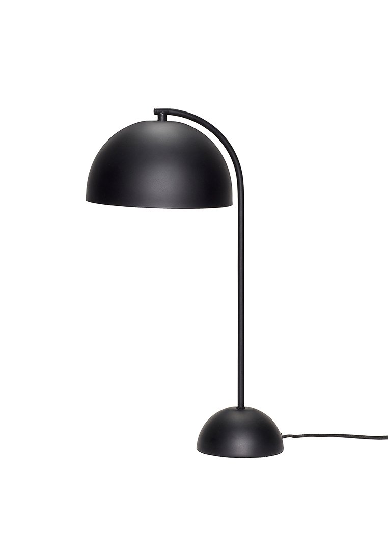 Zwarte tafellamp met een gebogen koepelvormige kap, slanke gebogen nek en ronde voet. Gemaakt van metaal met een matte afwerking.