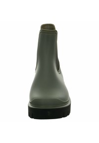 Botas de goma verdes hasta el tobillo con punta redondeada, paneles laterales elásticos y una suela de goma negra texturizada. Acabado liso sin patrones visibles.