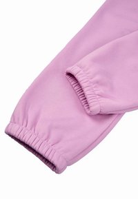 Jogger in tessuto rosa chiaro con fondo elasticizzato e superficie liscia, caratterizzato da un taglio dritto e privo di motivi o dettagli distintivi.