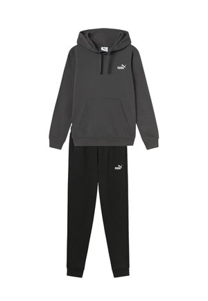 Sudadera con capucha gris oscuro con bolsillo frontal y pantalones jogger negros, ambos con el logo blanco de Puma en el pecho y el muslo.