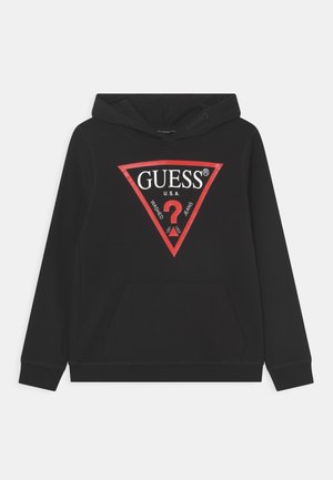 Schwarzer Kapuzenpullover mit rotem und weißem GUESS USA-Logo, das ein rotes Dreieck und ein Fragezeichen auf der Brust zeigt, mit vorderer Kängurutasche und verstellbarem Kapuzenzug.