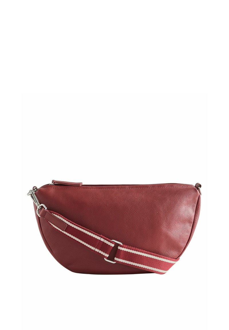 Bolso de cuero rojo con forma redondeada, que cuenta con un cierre de cremallera y una correa de tela a rayas. Material texturizado con un brillo sutil.