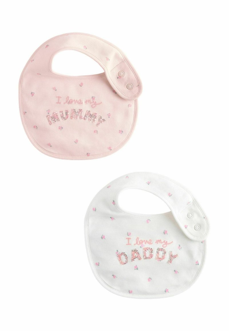 Due bibs per bambini: uno rosa con il testo "Amo la mia MAMMA" e motivi floreali; l'altro bianco con "Amo il mio PAPA'"; entrambi con chiusure a scatto.