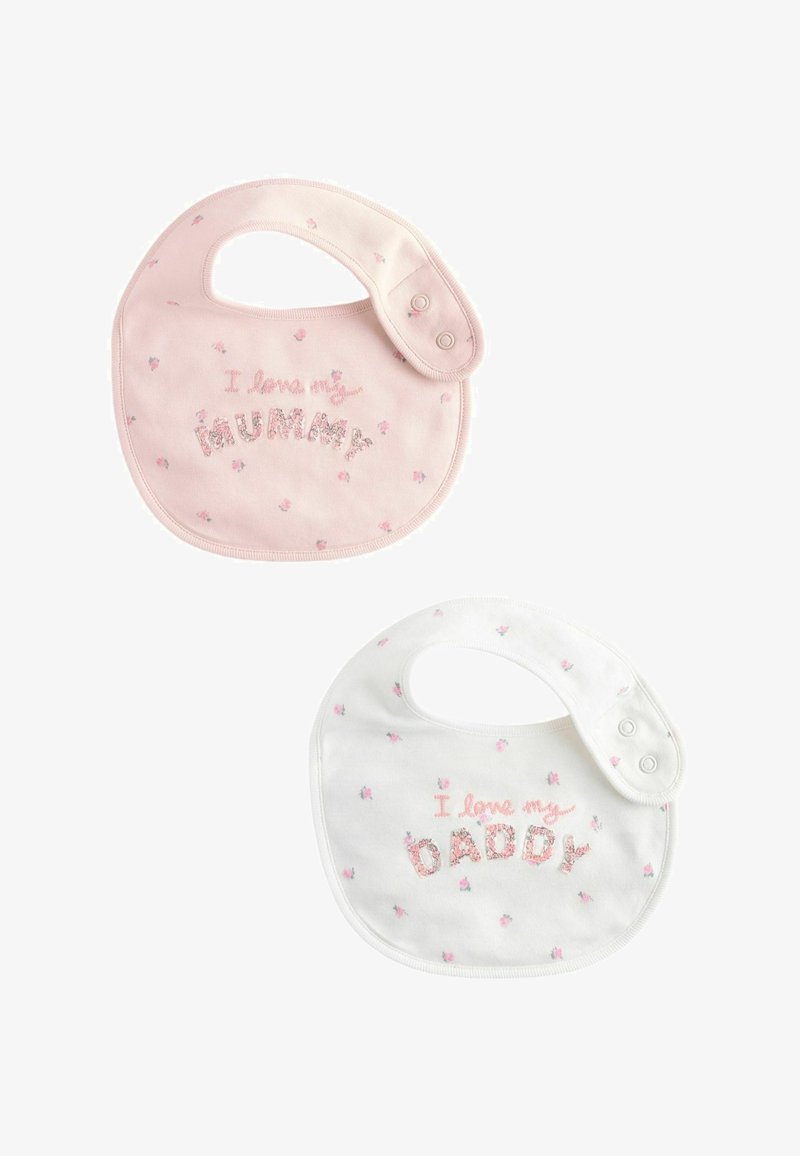 Due bibs per bambini: uno rosa con il testo "Amo la mia MAMMA" e motivi floreali; l'altro bianco con "Amo il mio PAPA'"; entrambi con chiusure a scatto.