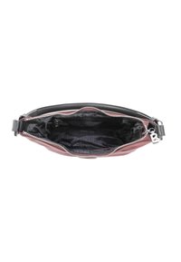 Borsa in pelle rossa con tracolla nera, dotata di chiusura con zip sulla parte superiore e interno foderato di nero con un motivo delicato.