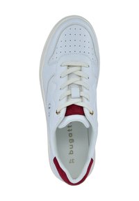 Weißes Leder-Sneaker mit perforiertem Design, Schnürverschluss, roten Akzenten an der Ferse und goldenen Ösen; strukturierte Gummisohle.