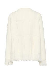 Biały, ribbed sweter o pudełkowym kroju, z teksturowanymi panelami i frędzlami na dole. Brak widocznych zapięć lub ozdób.
