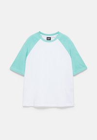 Chemise blanche à manches courtes avec manches raglan et encolure vert menthe, étalée à plat sur un fond blanc.