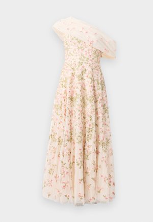 Crème-kleurige, off-shoulder, avondjurk tot op de grond met roze en groene bloemenborduursels en een doorschijnende overlay met geborduurde bloemen.