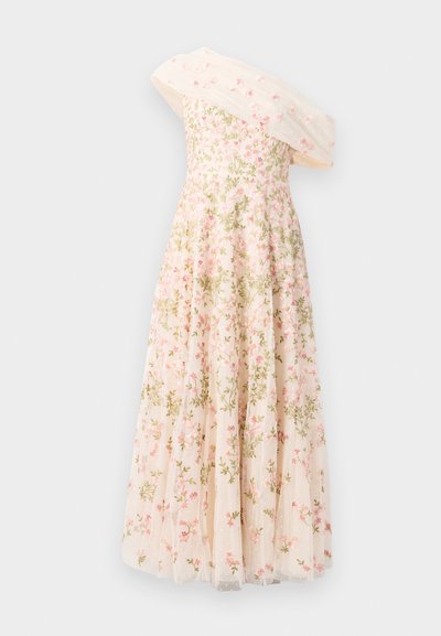 Crème-kleurige, off-shoulder, avondjurk tot op de grond met roze en groene bloemenborduursels en een doorschijnende overlay met geborduurde bloemen.