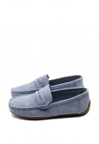 Mocassini in suede azzurro chiaro con design a mocassino, dotati di dettaglio cucito sulla punta e una suola in gomma per grip e comfort.