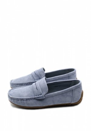 Mocassini in suede azzurro chiaro con design a mocassino, dotati di dettaglio cucito sulla punta e una suola in gomma per grip e comfort.