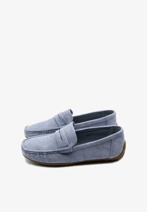 Mocassini in suede azzurro chiaro con design a mocassino, dotati di dettaglio cucito sulla punta e una suola in gomma per grip e comfort.