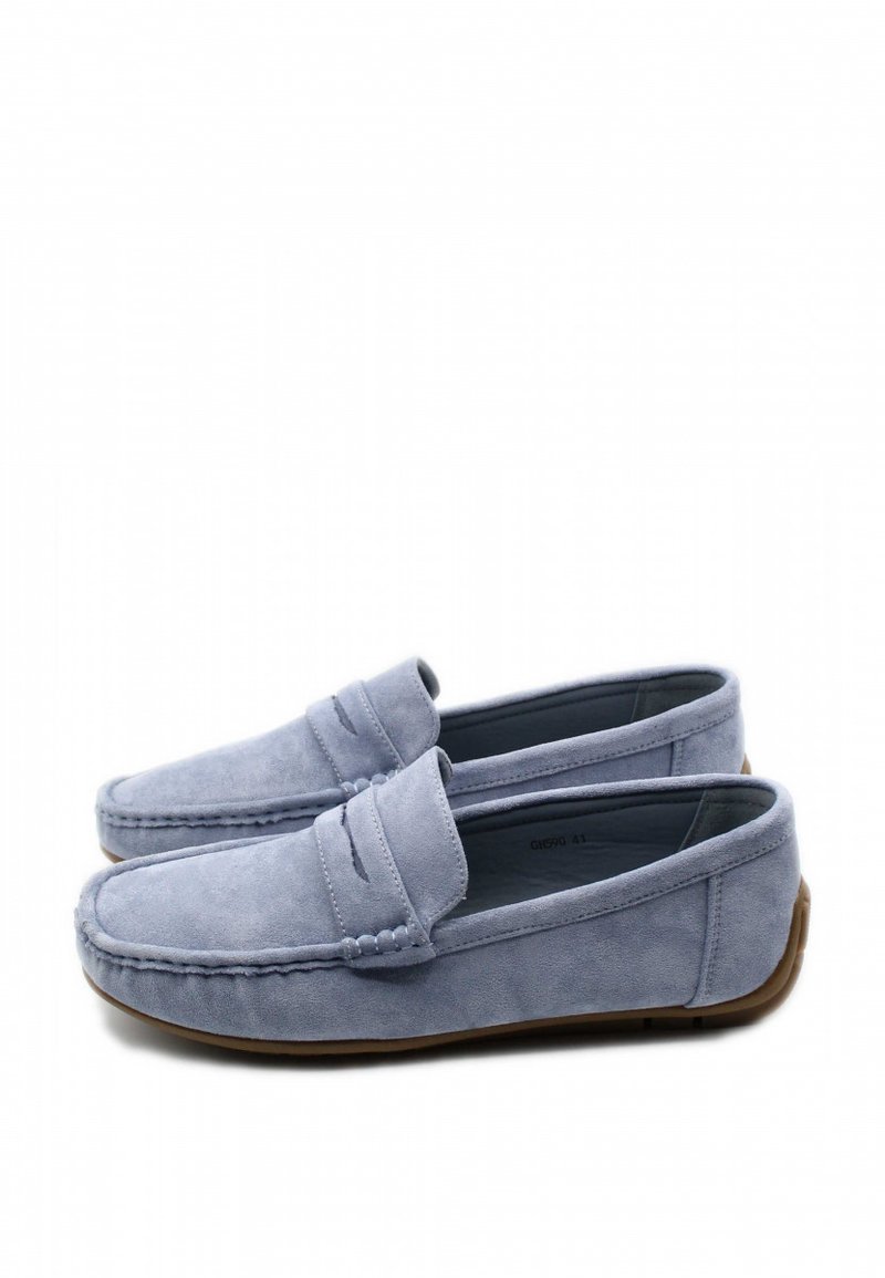 Mocassini in suede azzurro chiaro con design a mocassino, dotati di dettaglio cucito sulla punta e una suola in gomma per grip e comfort.