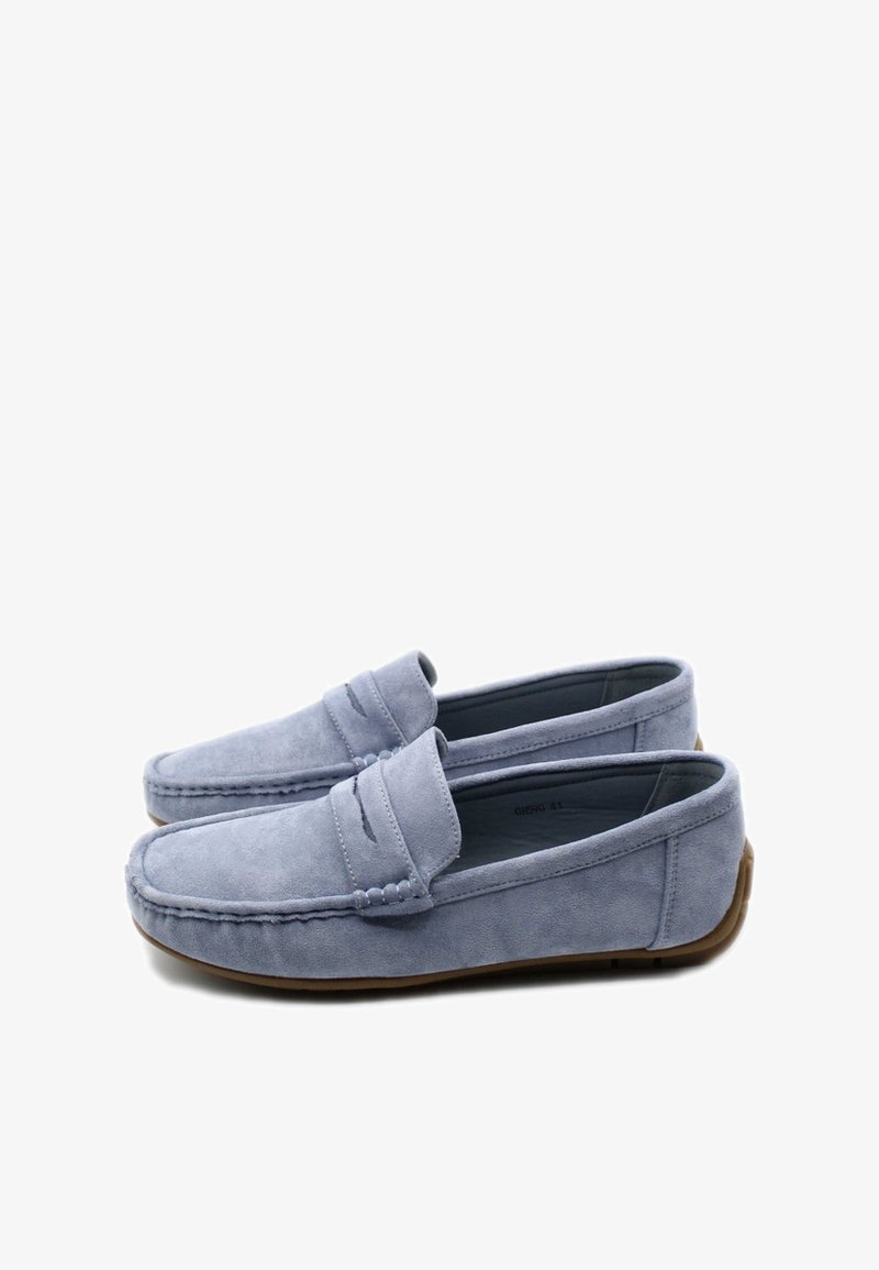 Mocassini in suede azzurro chiaro con design a mocassino, dotati di dettaglio cucito sulla punta e una suola in gomma per grip e comfort.