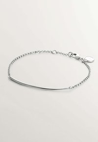 Pulsera de cadena de plata con un acento de barra lisa y curvada. Cuenta con un cierre de langosta y una cadena de extensión para ajustar el tamaño.