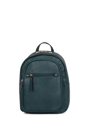 Ciemnozielony skórzany plecak z przednią kieszenią na zamek, górnym uchwytem i złotymi detalami zamka na białym tle.