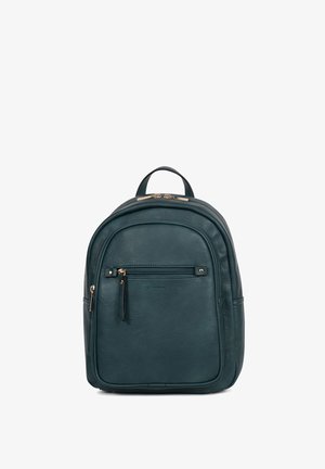 Donkergroene leren rugzak met voorvak met ritssluiting, bovenste handvat en gouden ritsdetails op een witte achtergrond.