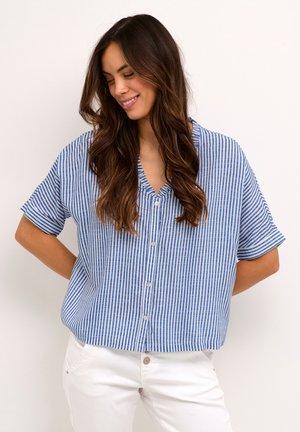 Blauw-wit gestreepte button-up shirt met een V-hals, korte mouwen en een ontspannen pasvorm, gecombineerd met witte broek. Gladde textuur.