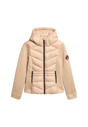 Beige jakke med en puffet front med chevron-syninger, strikkede ærmer, lynlåslommer og hætte. Accentueret med logo på ærmet.