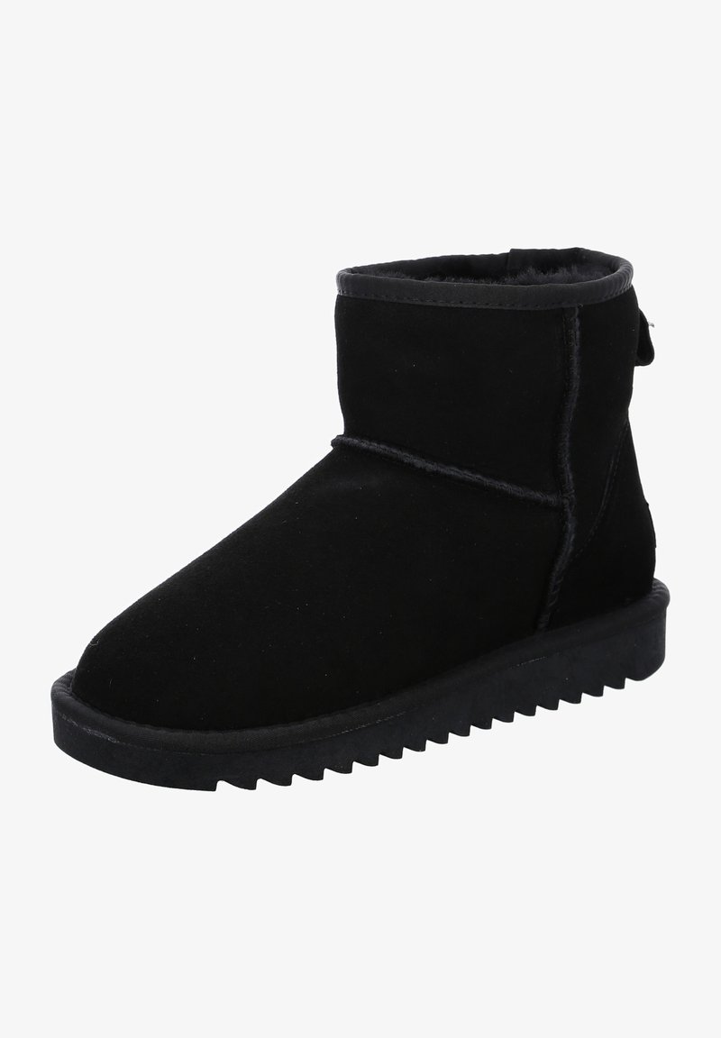 Czarne zamszowe botki za kostkę z okrągłym noskiem, miękkim wnętrzem i teksturowaną gumową podeszwą z wyraźnym wzorem bieżnika. Brak widocznych elementów metalowych.