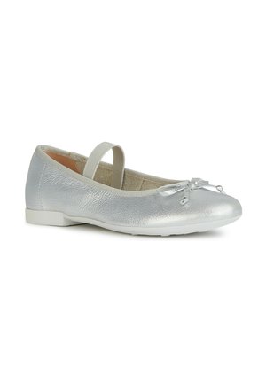 Ballerine in pelle argentata con punta tonda, fascia elastica e decorazione a fiocco. Suola piatta bianca con finitura testurizzata e morbida fodera interna.