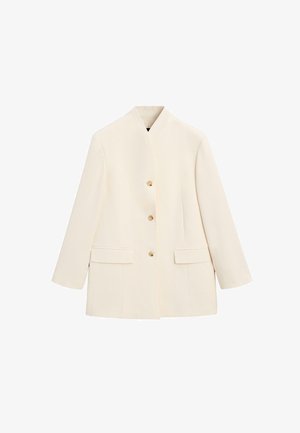 Kremowa marynarka z kołnierzem typu stójka, trzema guzikami z przodu oraz dwoma kieszeniami z patkami, prezentowana na białym tle.