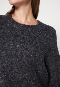 Vero Moda Stickad tröja - mottled dark grey
