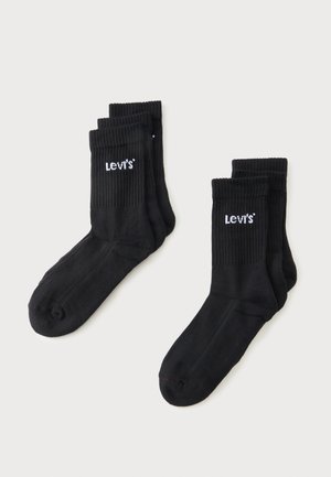 Dva páry čiernych členkových ponožiek Levi's s rebrovanými lemami a bielym logom na svetlom jednofarebnom pozadí.