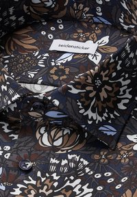 Shirtkraag en knopen met een donker bloemmotief in bruin, blauw, zwart en wit, met een zichtbaar "seidensticker" merkembleem.