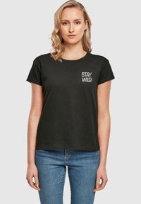 Merchcode - WORDING STAY WILD BOX  - T-shirt imprimé - black Image miniature 1