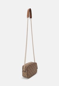 Crossbody taske med et geometrisk mønstret brunt stof, guld-tone kædestrop og slank rektangulær form. Lynlås lukning øverst.