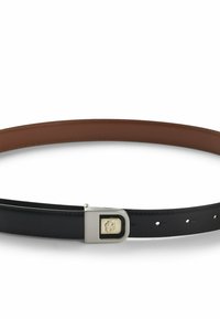 Zwarte en bruine omkeerbare leren riem met een zilveren metalen gesp met een gouden accent, een gladde textuur en gelijkmatig verdeelde gaten.