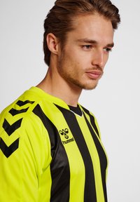 Hummel CORE XK  - T-shirts print - lime popsicle black
