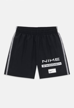 Fekete sportos rövidnadrág könnyű anyagból, fehér logónyomattal és oldalsó csíkkal. Rugalmas derékpánt az egyszerű illeszkedés érdekében.