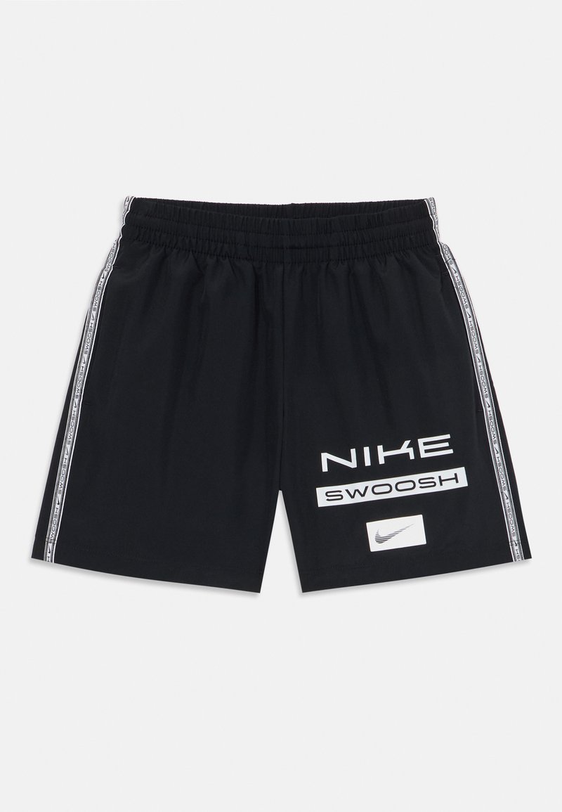 Pantalones cortos deportivos negros hechos de tela ligera, con impresiones de logotipos blancos y franjas laterales. Cintura elástica para un ajuste fácil.