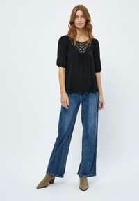 Desires DEAUGUSTA 2/4 SLEEVE CROCHET T-SHIRT. - Blůza - black