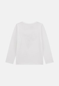 Witte longsleeve t-shirt van katoen, met een ronde halslijn en een gladde textuur, zonder zichtbare patronen of afbeeldingen.