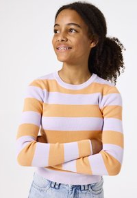 Gestreepte trui in oranje en lavendel. Heeft een geribbelde textuur, ronde hals en lange mouwen. Past nauw aansluitend bij de taille.