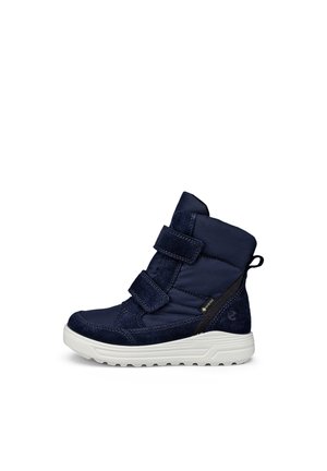 Navyblauwe winterlaars met twee klittenbandsluitingen, witte gestructureerde zool en Gore-Tex label voor waterdichtheid.