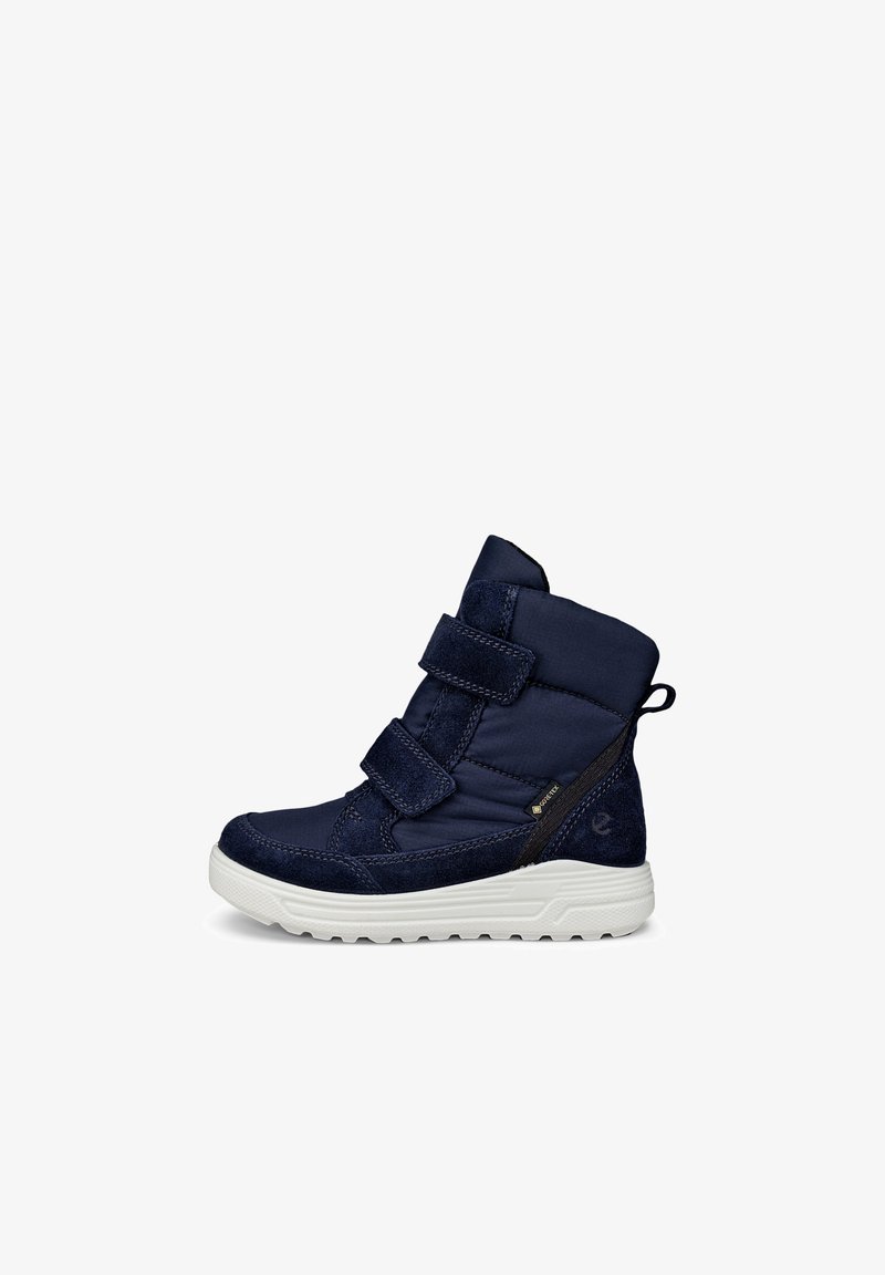 Granatowy zimowy but z dwoma paskami na rzepy, białą fakturowaną podeszwą i etykietą Gore-Tex zapewniającą wodoodporność.