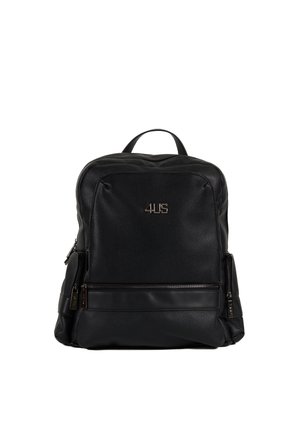 Zwarte leren rugzak met een gestructureerde afwerking, dubbele ritssluitingen, een handvat bovenaan en gevoerde schouderbanden. Bevat een metallic logo.