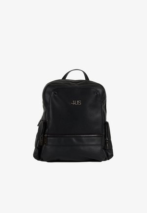 Mochila de cuero negro con acabado texturizado, bolsillos con doble cremallera, asa superior y correas de hombro acolchadas. Presenta un logotipo metálico.