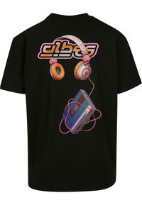 Sort T-shirt med et farverigt grafisk design af hovedtelefoner og en bærbar spillekonsol på ryggen. Designet indeholder levende farver og detaljer.