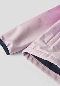 Helles pinker Jackenärmel mit einem Ombre-Effekt. Verfügt über elastische Bündchen und ein navyblaues Futter, hergestellt aus glattem, glänzendem Material.