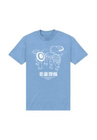Světle modré bavlněné tričko s bílými ilustracemi postav s velkými kulatými klobouky a textem v angličtině i japonštině.