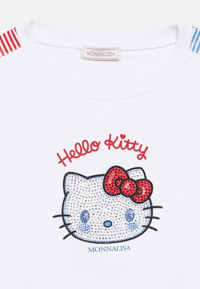 Λευκό κοντομάνικο πουκάμισο με γραφικό Hello Kitty διακοσμημένο με στρας και κόκκινο κείμενο, με κόκκινες και μπλε ρίγες στα μανίκια.